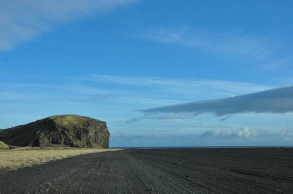 Chegando a Hjorleifshofdi, uma baía que foi aterrada por erupções vulcânicas, perto de Vik, no sul da Islândia